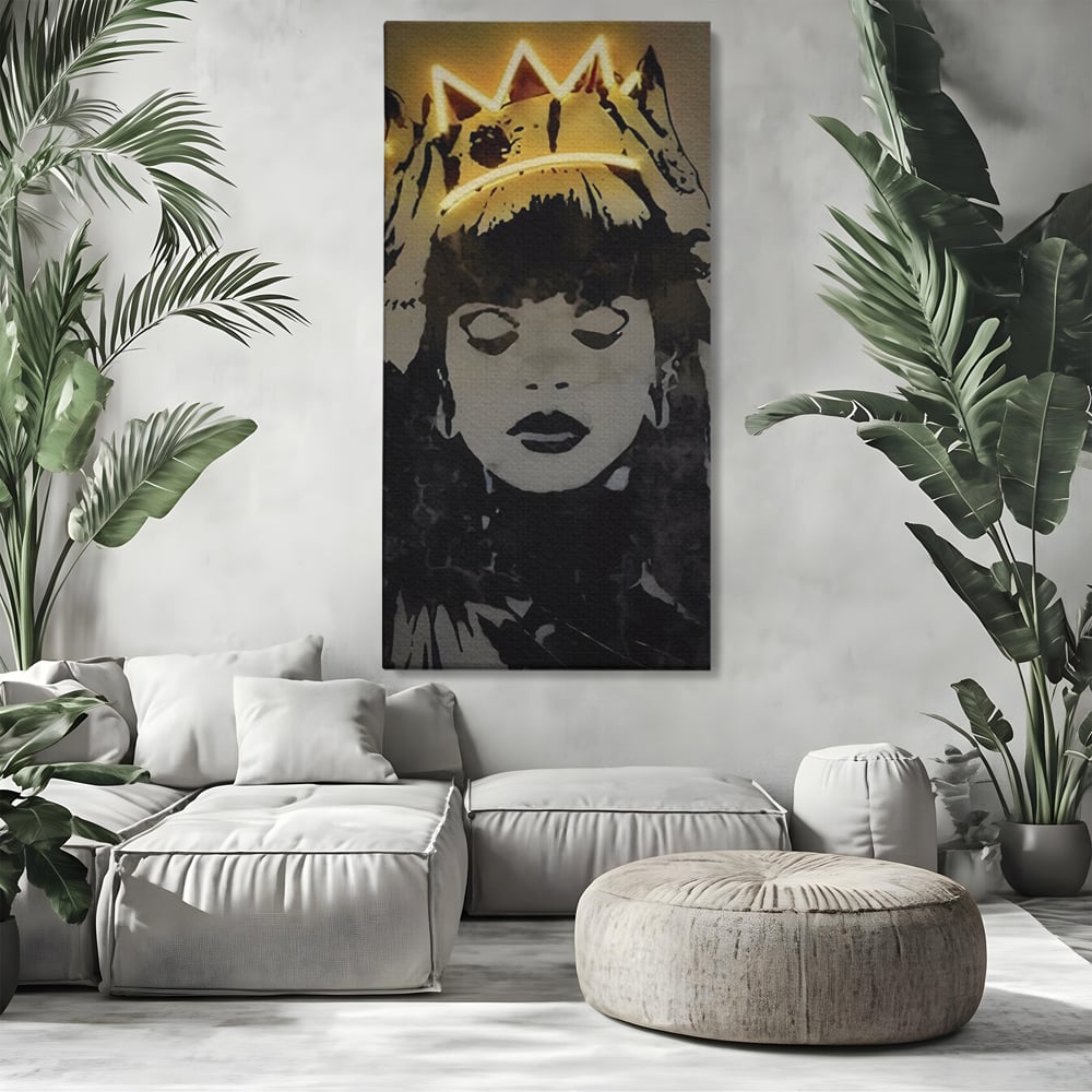 Tablou canvas cu tablou canvas cu portretul unei regine, fara rama, pe sasiu de lemn, pe perete intr-un living